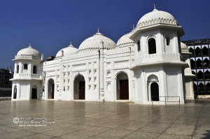 Shat Gambuj Masjid from front right side