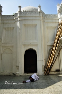 A hujur is sleeping in front of notrh gate