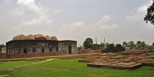 Choto Sona Masjid with the ancient graveyard