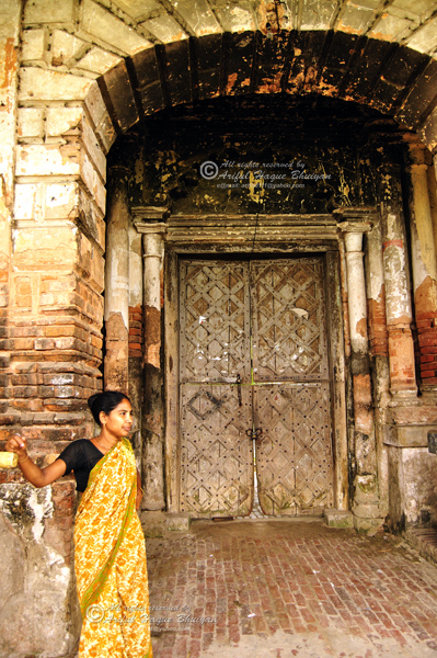 Gate of Pancharatna Gobinda Temple